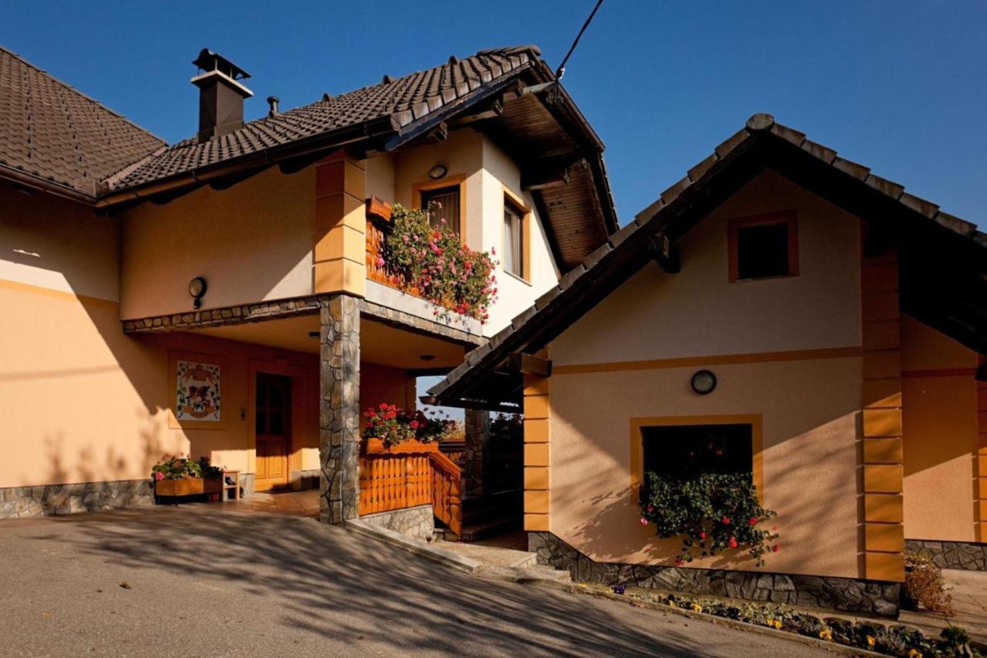 Tourist Farm Skrbina Apartments - Happy Rentals Smarjeske Toplice Bagian luar foto